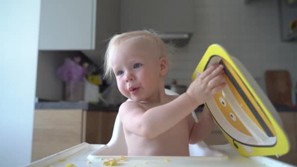 Lustiges Kleines Mädchen Wirft Ihren Teller Vom Tisch Lächelndes Säugling — Stockvideo