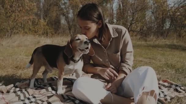 女孩在公园散步时亲吻她的狗 比格尔概念 狗是人类最好的朋友 对动物的爱 慢动作120 — 图库视频影像