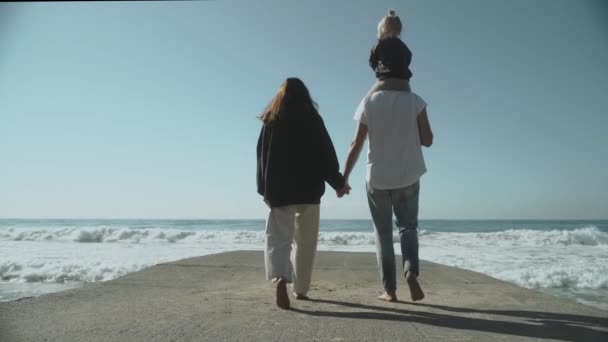Junge Vierköpfige Familie Fuß Zum Ende Der Seebrücke Echte Familie — Stockvideo