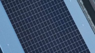 Şehir süpermarketinin çatısındaki güneş panellerinin Arial görüntüsü. Güneş panelleri elektrik üretir. Yüksek kalite 4k görüntü