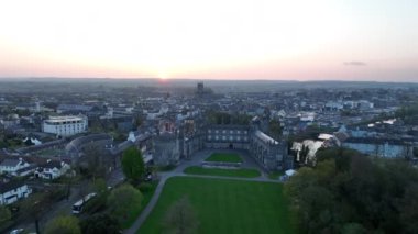  Kilkenny Castle parkın kuş bakışı görüntüsünden. İrlanda Kilkenny 2023 Yüksek kalite 4K görüntü