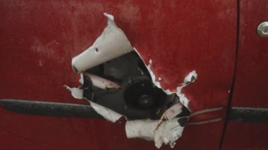 Sivil araba mezarlığı. Araba füze saldırısında tahrip oldu, sivil araç füze saldırısında, Ukrayna savaşında, Rus istilasında, araba yandı, şehir harabelerinde hasar gördü. Bucha.