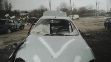 Ukrayna 'nın başkenti Kyiv yakınlarındaki huzurlu bir şehirde Rusya ile savaşın sonuçları. Şarapnel delikleri ve sivil bir arabanın vücudundaki mermiler. Ukrayna. Bucha. Nisan 2022. 