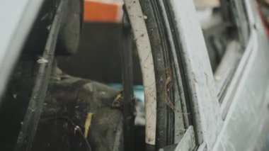 Sivil araba mezarlığı. Araba füze saldırısında yok edildi, sivil araç füze saldırısında yok edildi, Ukrayna savaşı, Rus istilası, hasarlı arabalı şehir kalıntıları. Bucha. 2022 Nisan