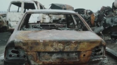 Bucha, UKRAINE Nisan 2022. Yanmış sivil arabaların atılması, Rus ordusu tarafından vurulması ve Rusya 'nın Ukrayna' ya karşı savaşı sırasında yok edilmesi. Bucha. Gostomel. Irpin, Borodyanka. 4k