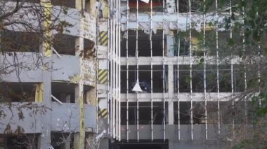 Ruslar Ukrayna 'ya karşı askeri saldırı. Kyiv 'deki Rus birliklerinin füze saldırısı sonrası iş merkezi 101 TowER sivil tesisi. Park yeri. 4k