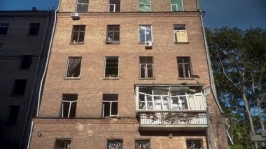 Ukrayna 'nın başkenti Kyiv' de Rus insansız hava aracı füzesi saldırısı sonucu hasar gören bir yerleşim yeri. 11 Ekim 2022