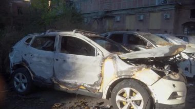 Kyiv. Ukrayna 2020. Rus İHA saldırısından sonra yıkılan bir araba evin avlusunda duruyor. Yüksek kalite 4k görüntü