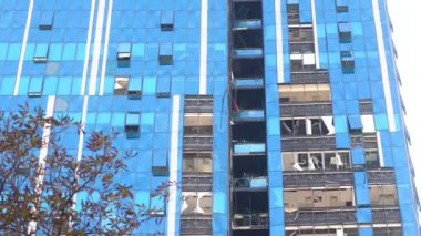 Rus İHA saldırısının sonuçları. Kyiv şehir merkezindeki yıkık ve hasarlı binalar. Kırık camlar ve kırık bir bina..