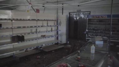 Rus saldırısı Ukrayna 'da. Ruslar tarafından yok edilip yağmalandı. Boş tezgahlar. Ukrayna. Yüksek kalite 4k görüntü