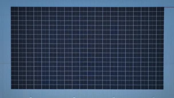Şehir Binasının Çatısındaki Güneş Panelinin Arital Görüntüsü Evet Güneş Panelleri — Stok video