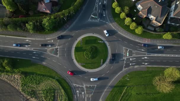 Πλάνα Από Ένα Drone Roundabout Εναέρια Πάνω Όψη Αυτοκίνητα Που — Αρχείο Βίντεο