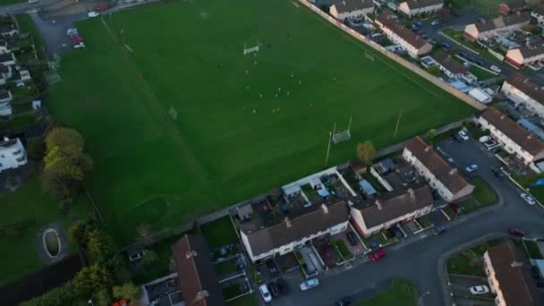 Vista Pájaro Partido Lanzamiento Estadio Escolar Con Jugadores Irlanda — Vídeo de stock