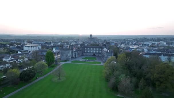 Zamek Kilkenny Lotu Ptaka Widok Parku Wysokiej Jakości Materiał — Wideo stockowe