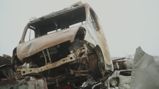 Bucha Ukraine Apr 2022 Cmentarz Samochodów Cywilnych Wyrzucenie Spalonych Samochodów — Wideo stockowe