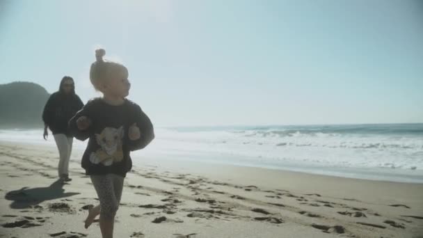 2021年 阿拉亚 土耳其 一个可爱的小女孩妈妈高兴地在海边跑来跑去 单身母亲 家庭观念慢动作120 — 图库视频影像