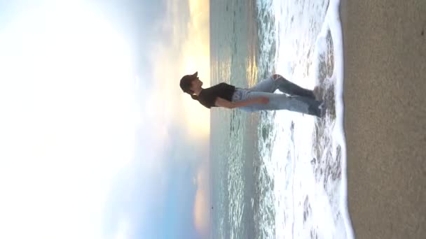Histórias Vídeo Verticais Bobinas Mulher Jovem Andando Água Mar Jeans — Vídeo de Stock