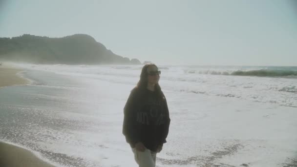 一个女人沿着美丽的克莱奥佩特拉海滩走着 后面有群山 12月土耳其 Alanya 2021年优质Fullhd影片 — 图库视频影像