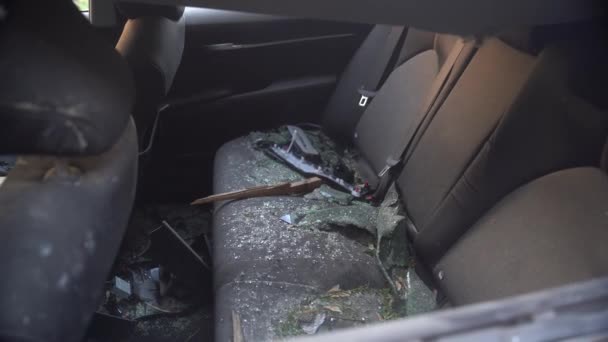 Κίεβο Ουκρανία Οκτωβρίου 2022 Ένα Κατεστραμμένο Αυτοκίνητο Στέκεται Στην Αυλή — Αρχείο Βίντεο