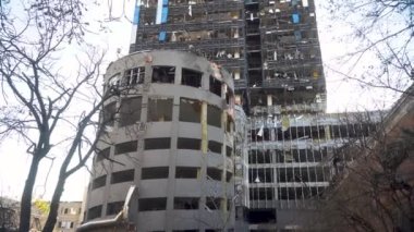 Ukrayna 'nın başkenti Kyiv' de Rus birliklerinin füze saldırısı sonrası 101. Ticaret Merkezi..