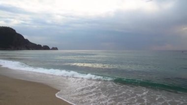 Güzel Plaj Sunset Beach Sunrise, Sabah Okyanusu, Sarı Dramatik Bulutlarda Günbatımı, Altın Saat, Güzel Deniz Gündoğumu Tatil Konsepti. Kleopatra Plajı Alanya Türkiye 4k