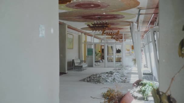 Casa Cultura Destruída Janelas Partidas Como Resultado Bombardeamentos Lixo Recolhido — Vídeo de Stock