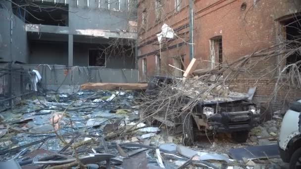 Київ Україна 2020 Подвір Будинку Стоїть Знищена Машина Після Російського — стокове відео