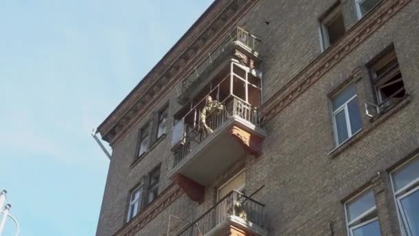 Чоловік Чистить Скло Балкона Житловий Будинок Пошкоджений Російським Ударом Ракети — стокове відео
