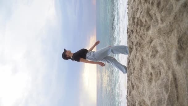 Vídeo Vertical Histórias Uma Jovem Mulher Jeans Leves Caminha Direto — Vídeo de Stock