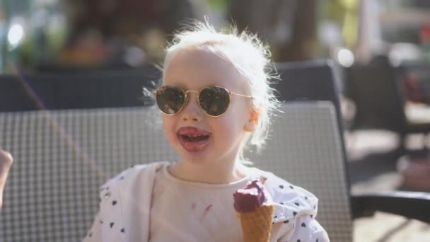 Nahaufnahme Von Niedlichen Mädchen Isst Eis Auf Der Straße Das — Stockvideo