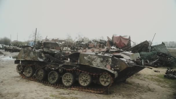ウクライナの戦争 破壊されたロシアの機器の墓地 ブチャ キエフ地域 4月2022イルピン ゴストメル ボロディアンカ ブチャ — ストック動画
