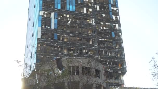 ロシアのウクライナへの軍事攻撃 カミカゼ無人機の後 ビジネスセンター101タワーの地下には窓から壊れたガラスが地面に横たわっています ウクライナの首都キエフ — ストック動画