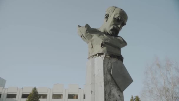 Denkmal Für Taras Schewtschenko Durch Beschuss Durch Russische Truppen Beschädigt — Stockvideo