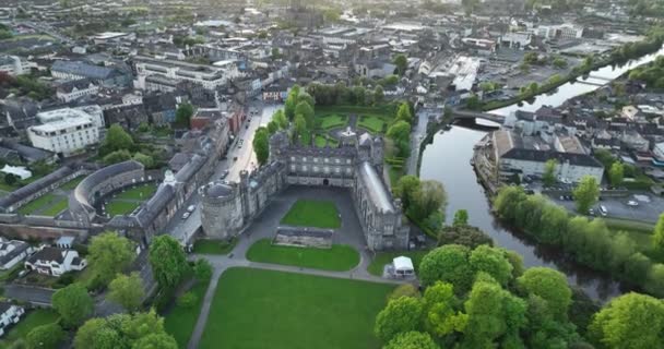 Arial Voo Direcção Castelo Kilkenny Através Parque Verde River Nor — Vídeo de Stock