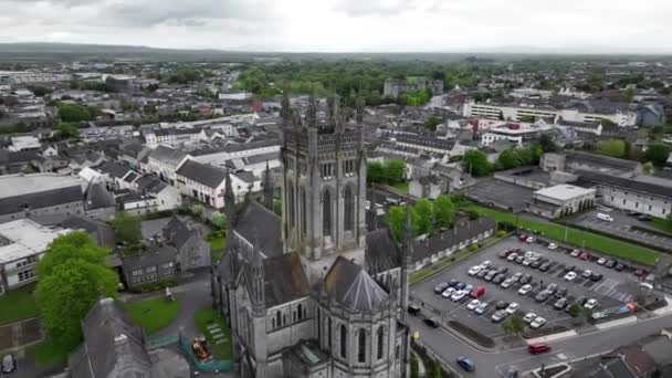 キルケニー アイルランドの古代都市にある聖マリス ローマ カトリック大聖堂の周りの円形のフライオーバー5K — ストック動画