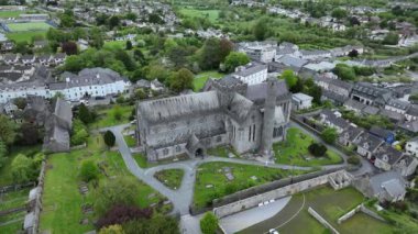St. Canice Katedrali ve Yuvarlak Kule üzerindeki hava manzarası. Kilkenny Katedrali. Kilkenny, İrlanda 'nın güneydoğu bölgesinde yer alan bir şehirdir. Nore Nehri 'nin her iki kıyısında kurulmuştur..