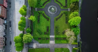 Hava 5k. Kilkenny Kalesi yakınlarında çarpıcı bir bahçe. İrlanda. Bahçe Nor Nehri 'ne bakar ve güzel çiçek yatakları, olgun ağaçlar ve çalılar ve merkezi bir çeşme içerir. İrlanda