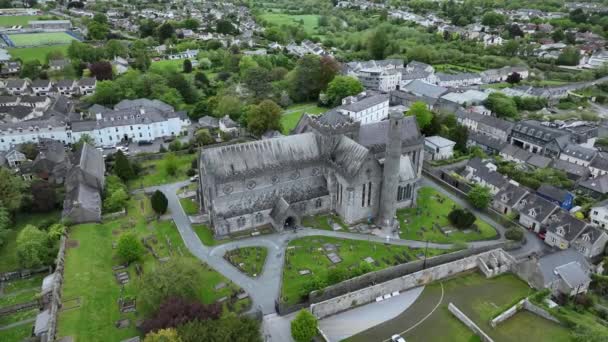 Flygfoto Över Canices Cathedral Och Tower Kilkennys Katedral Kilkenny Stad — Stockvideo