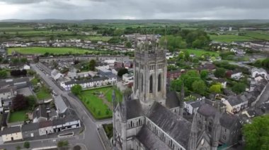 Kilkenny İrlanda 4k antik kentinde Aziz Mary Katolik Katedrali etrafında dairesel bir üstgeçit.