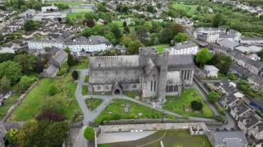 St. Canice Katedrali ve Yuvarlak Kule üzerindeki hava manzarası. Kilkenny Katedrali. Kilkenny, İrlanda 'nın güneydoğu bölgesinde yer alan bir şehirdir. Nore Nehri 'nin her iki kıyısında kurulmuştur.