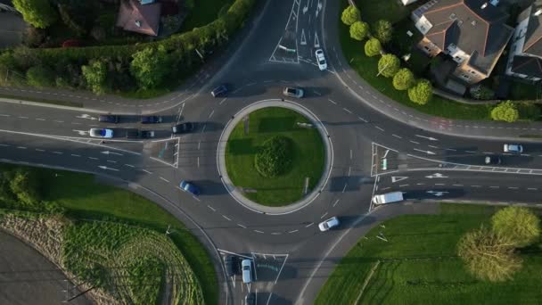 Bilder Drönare Roundabout Antenn Ovanifrån Med Bilar Som Passerar Förbi — Stockvideo