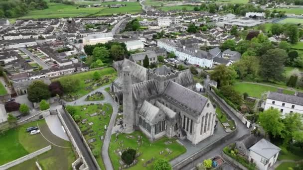 在圣卡尼斯大教堂和圆塔上方的4K空中俯瞰 基尔肯尼大教堂基尔肯尼是一个位于爱尔兰东南部的城市 它建在诺尔河两岸 — 图库视频影像