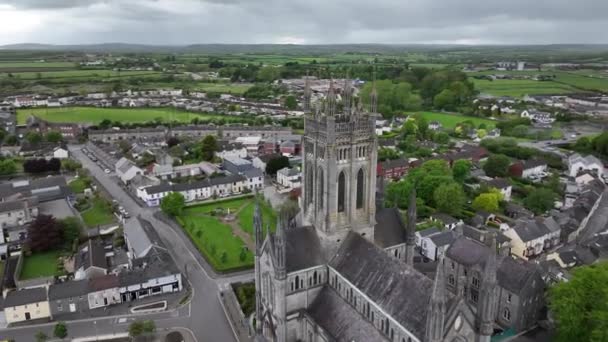 爱尔兰基尔肯尼古城圣玛丽罗马天主教大教堂周围的一个圆形立交桥 — 图库视频影像