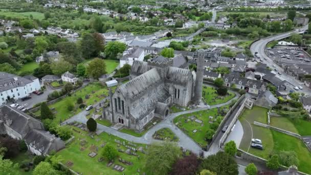 从空中俯瞰圣卡尼斯大教堂和圆塔 基尔肯尼大教堂基尔肯尼是一个位于爱尔兰东南部的城市 它建在诺尔河两岸 — 图库视频影像