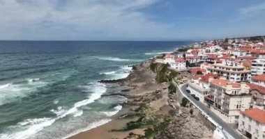 Atlantik Okyanusu 'nun kayalıklara çarpan güzel bir sahil manzarası, Azenjas do Mar, Colares, Portekiz 5k