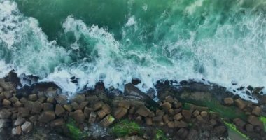 Atlantik Okyanusu 'nun dalgaları kayalıklara çarpar. 120 metre yükseklikten Portekiz Colares 2023 5 km