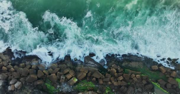 Atlantik Okyanusu Nun Dalgaları Kayalıklara Çarpar 120 Metre Yükseklikten Portekiz — Stok video
