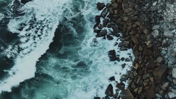 空中だ 大西洋の波は崖に衝突した 岩に打ち寄せる大西洋の波の眺め アゼンハス コアレス ポルトガル ポルトガル2023スローモーション4K — ストック動画