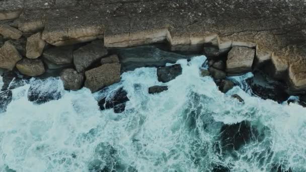Antenne Blick Auf Die Wellen Des Atlantiks Die Den Felsen — Stockvideo