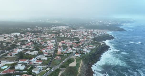 位于葡萄牙科拉雷斯的大西洋沿岸的南葡萄牙海岸的普拉亚达斯马卡斯的空中景观 — 图库视频影像